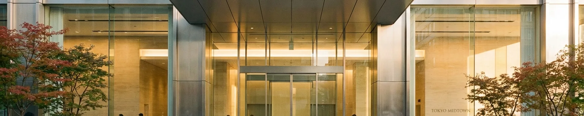 モダンなオフィスビルのエントランス